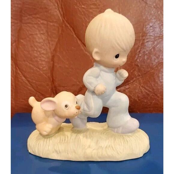 Vtg 1979 Jonathan & David Enesco Precious Moments Boy Running Dog Figurine - Picture 1 of 13